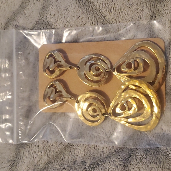 GOLD-TONE SQUIGGLY DANGLE EARRINGS - Picture 9 of 9